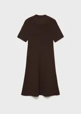 Vestido corto de tejido de punto fino color marrón, con cuello perkins, mangas cortas y diseño evasé.