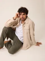 Jean de corte recto y tiro medio en color azul marino, con cierre de botón y cremallera, y bolsillos laterales y traseros.