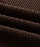 Suéter de punto para hombre con cuello redondo y manga larga. Presenta un diseño combinado con una parte superior lisa y una parte inferior con canalé texturizado horizontal. Marca Marfinno.