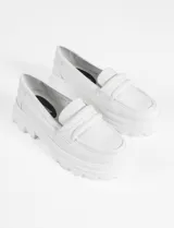 Mocasines blancos de cuero vegano con suela track y detalle de antifaz.