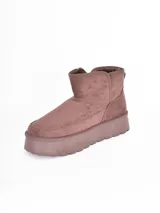 Bota corta de gamuza color marrón chocolate, con plataforma dentada y forro interior de piel sintética.