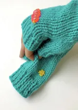 Mitones tejidos a mano color verde esmeralda con lana poliéster y detalles en acrílico.