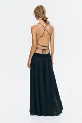 Vestido largo color negro con cuerpo de crochet en la parte superior, escote halter con tirantes finos y falda fluida con leve vuelo confeccionada en mezcla de lyocell. Presenta diseño de espalda descubierta.