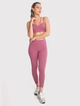 Calza deportiva color rosa viejo, tiro alto, con bolsillos laterales y banda de silicona interior en la cintura.
