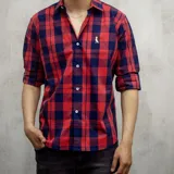 Camisa de algodón a cuadros rojos y azules con cuello italiano y manga tres cuartos.