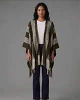 Ruana de lana con diseño de rayas anchas en tonos verde oliva y crema, con terminación de flecos en el ruedo.