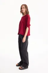 Jean wide leg negro con elastano, diseño de tiro alto y botamanga ancha con vuelta.