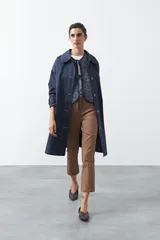 Pantalón de vestir color marrón claro, de corte recto y levemente entallado, con cintura alta y largo hasta el tobillo.