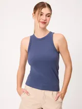 Musculosa de algodón peinado azul, confeccionada en punto sencillo con cuello redondo y diseño ajustado.