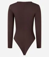 Body marrón de microfibra con escote cuadrado y mangas largas.