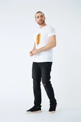 Pantalón de jean corte straight, color negro, con diseño de roturas en las rodillas y tiro medio.