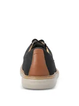 Zapato de estilo casual Hush Puppies, modelo Bangu, con diseño híbrido que combina cuero en el talón y laterales con un tejido técnico transpirable en la parte frontal. Cuenta con cierre de cordones y una suela de EVA clara con tecnología Comfort Flex.