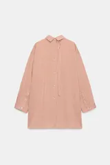 Camisa de cuello solapa y manga larga con estampado de rayas verticales. Presenta un bolsillo de plastrón en el delantero, cierre frontal con botones y detalle de botones en la espalda. Su diseño cuenta con un bajo asimétrico y aberturas laterales.