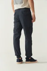 Pantalón cargo negro para hombre, de corte regular, con puños y logo metálico. Confeccionado en algodón y spandex.