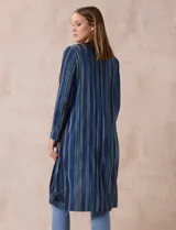 Cardigan largo plisado con estampado a rayas verticales en tonos azules.