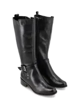 Bota de cuero napa negra, de caña alta con panel trasero elastizado y cierre interior. Tiene taco medio, hebilla y apliques metálicos.