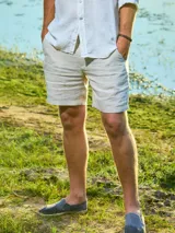 Short de lino azul marino, corte recto y tiro medio.