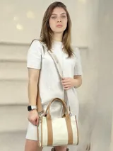 Cartera tote de cuero color crema con detalles en cuero color suela, doble asa corta y correa larga de cuero con estampado animal print.