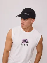 Gorra de visera curva Rusty, color gris, confeccionada en tejido ripstop con detalle de parche de goma naranja con el logo de la marca en el frente.