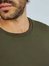 Camiseta marrón de corte recto y mangas cortas.