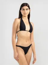 Conjunto de bikini negro brillante, con corpiño triangular con tiras finas y bombacha cavada.