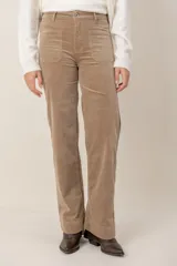 Pantalón de corte recto confeccionado en pana color beige, con bolsillos delanteros tipo parche y cierre frontal con botón.