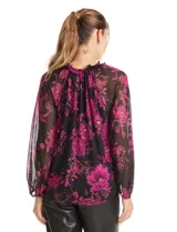 Blusa de microtul con estampado floral en tonos fucsia sobre base negra. Presenta cuello a la base con frunces, escote en V con lazo de ajuste y mangas largas con puños elastizados. Incluye forro interno a tono.
