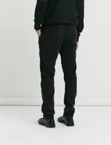 Pantalon de pana de corte clasico, color verde oliva, con bolsillos delanteros inclinados y bolsillos traseros de ribete.