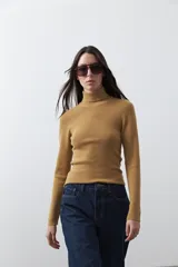 Polera de manga larga y cuello alto, confeccionada en tejido de punto fino, con un ajuste ceñido al cuerpo.