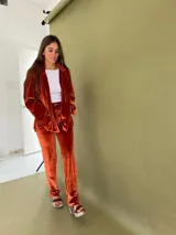 Blazer de terciopelo color terracota con solapas, cierre frontal de un botón y bolsillos appliqués con detalles de cuero.