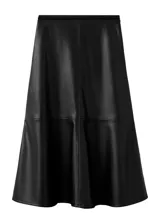Falda midi evasé de efecto piel en color negro, con cierre de cremallera lateral.
