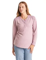 Buzo de tejido fino con escote henley y cierre de botones. Presenta detalles acanalados en hombros, puños y ruedo, con una silueta cómoda y terminación redondeada en la parte inferior.