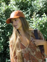 Gorra ajustable con visera color marrón de efecto cuero.