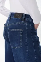 Pantalón jean color verde militar de corte balloon, tiro medio, con diseño abuchonado en las piernas y bolsillos laterales y traseros.