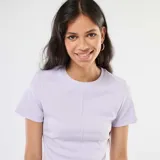 Camiseta lisa color lila de punto de canalé fino, con cuello redondo y mangas cortas.