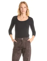 Remera de tejido rib marca Elie Tahari, con cuello redondo y mangas tres cuartos. Presenta un diseño ajustado al cuerpo y un pequeño avío metálico con logo en el ruedo.