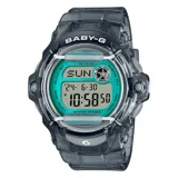 Reloj digital Casio Baby-G con caja y correa de resina translúcida en color gris. Cuenta con una esfera LCD verde, resistencia a los golpes y al agua hasta 100 metros, ideal para actividades deportivas y uso diario.