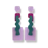Par de aros colgantes con piezas geométricas de acrílico en colores lila, fucsia y verde.