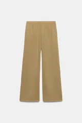 Pantalón de pierna recta color tostado, con tiro medio y cintura elástica. Confeccionado en hilatura con mezcla de viscosa.
