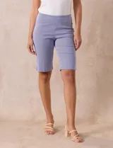 Bermuda a la rodilla con estampado de rayas verticales azules y blancas, pretina ancha elastizada.