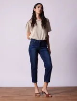 Jean azul oscuro de tiro medio, pierna recta y terminación crop. Pretina con pasadores, botón y cierre. Delantera y trasera con bolsillos.