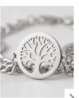 Pulsera doble de acero con cinco dijes colgantes en forma de árbol de la vida.
