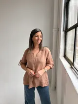 Blusa de lino color camel, con escote en V y botones frontales, de manga 3/4 con tiras ajustables en los puños y diseño holgado.