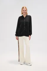 Campera negra con capucha y cierre frontal.