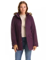 Gabardina impermeable color violeta con capucha desmontable con borde de piel sintética. Presenta cierre frontal oculto con botones a presión, bolsillos laterales con solapa y costuras matelassé, y ajuste interno en la cintura. El diseño incluye detalles capitoneados en hombros y espalda, y trabas en los puños.