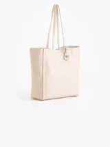 Cartera tipo shopper Jazmin Chebar modelo Honey, color negro, confeccionada en cuero vacuno suave. Cuenta con amplia capacidad, doble asa larga para el hombro y diseño grabado con abejas en bajo relieve. Incluye un tag colgante decorativo con dije metálico en forma de abeja.
