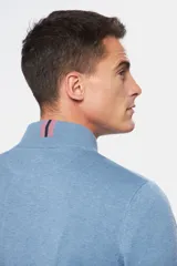 Buzo liso de punto fino en hilo de algodón color azul marino, con cuello alto y cierre frontal parcial con detalle de tirador de cuero.