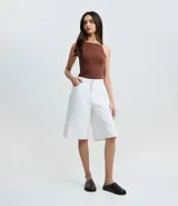 Blusa femenina sin mangas, confeccionada en tejido de algodón con elastano. Presenta un diseño ajustado al cuerpo con escote halter y tirantes finos elásticos.