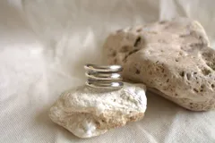 Anillo plateado grueso de alpaca.