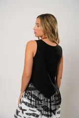 Blusa negra sin mangas de lino bordado con terminación en flecos.